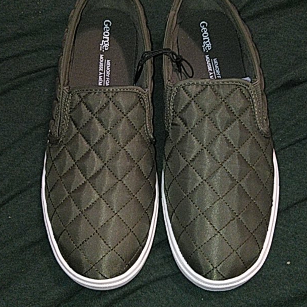 Army green flat running shoes
